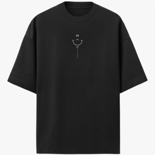 Camiseta com estampa frontal de símbolo enigmático acima de rosto estilizado e estampa traseira de olhar intenso com mãos em posição meditativa.