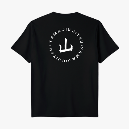 Camiseta com estampa frontal de texto "YAMA JIU JITSU" e estampa traseira de símbolo estilizado rodeado pelas palavras "YAMA JIU JITSU".