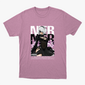 Camiseta com estampa frontal de personagem com cabelo prateado, vestindo traje estilizado, entre flores roxas, acompanhada de letras grandes e código de barras.