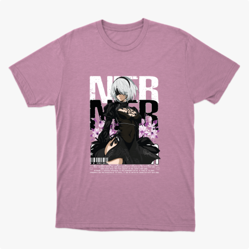 Camiseta com estampa frontal de personagem com cabelo prateado, vestindo traje estilizado, entre flores roxas, acompanhada de letras grandes e código de barras.