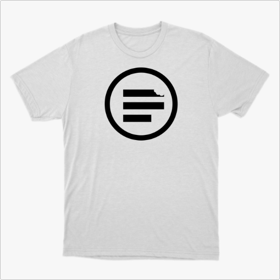 Camiseta com estampa frontal de um círculo contendo três barras horizontais e uma delas com um detalhe de mordida no canto superior esquerdo.