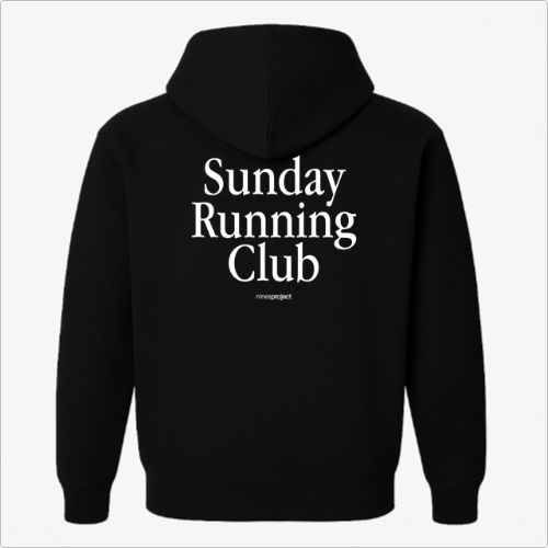 Moletom com estampa frontal de texto simples "Sunday Running Club" no peito e estampa traseira maior com o mesmo texto com adicional "ninexproject".