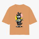 Camiseta com estampa frontal de um personagem peludo segurando um peixe, com um pássaro pousado na cabeça, sobre círculos amarelo e rosa.