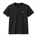Camiseta com estampa frontal de um pequeno personagem de orelhas grandes e expressão amigável, localizado no lado esquerdo do peito.