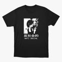 Camiseta com estampa frontal de ilustração em estilo minimalista de pessoa fumando com fumaça estilizada, acompanhada dos textos "Anti Social" em caracteres ocidentais e orientais.