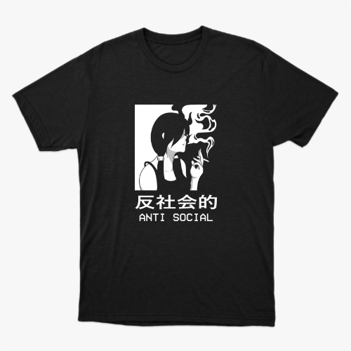 Camiseta com estampa frontal de ilustração em estilo minimalista de pessoa fumando com fumaça estilizada, acompanhada dos textos "Anti Social" em caracteres ocidentais e orientais.