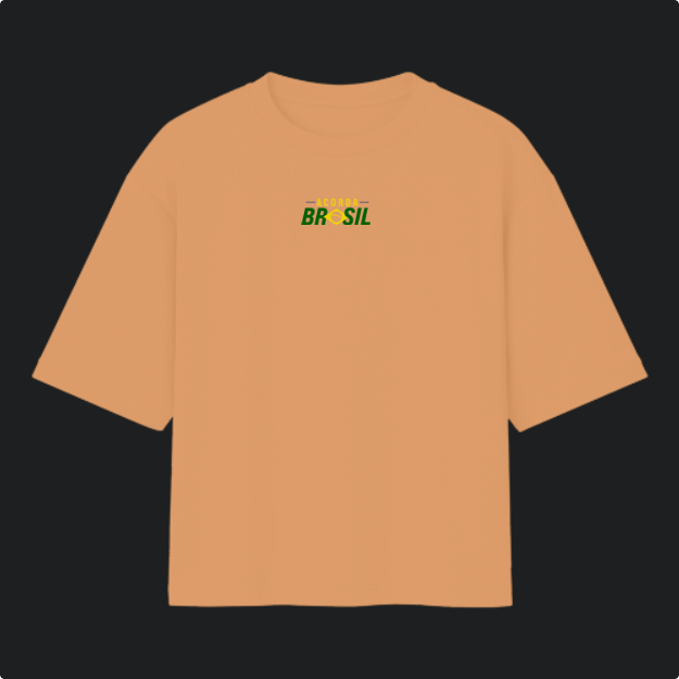 Camiseta com estampa frontal de texto estilizado "Acorda Brasil" e estampa traseira de mapa do Brasil integrado ao design da bandeira nacional.