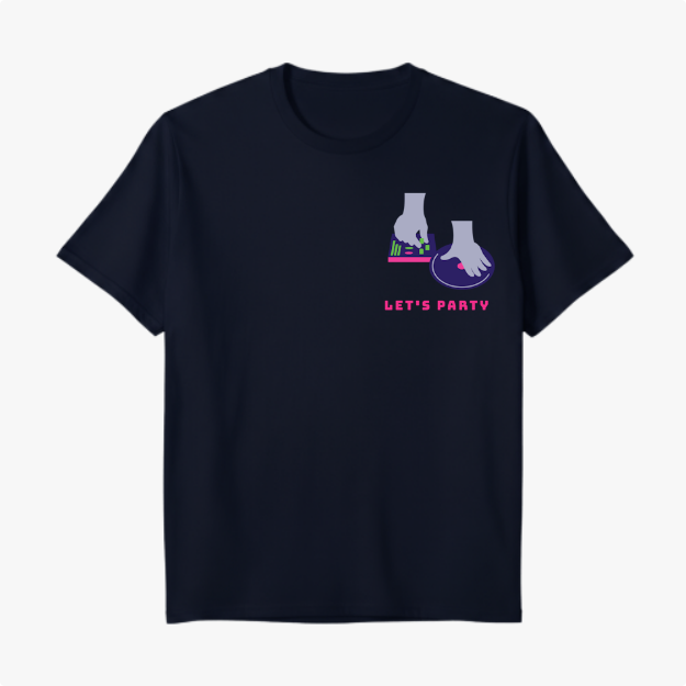 Camiseta com estampa frontal de mãos manipulando botões coloridos ao lado de um disco de vinil, acompanhada da frase "LET'S PARTY".