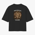 Camiseta com estampa frontal de duas figuras praticando artes marciais em cena detalhada, com textos inspiradores acima e abaixo, e estampa traseira de texto "IRON DISCIPLINE".