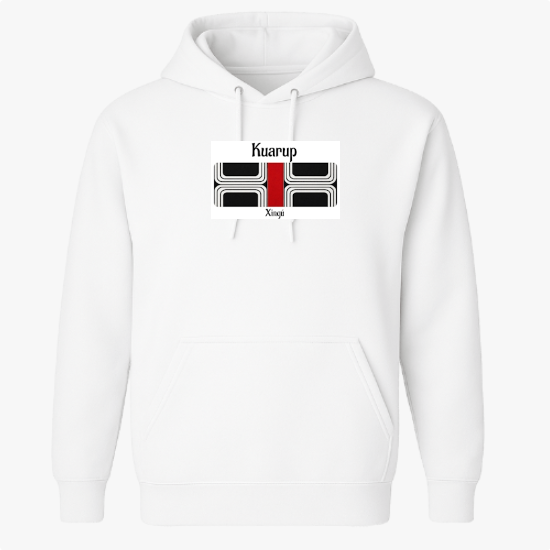 Moletom com estampa frontal de design geométrico com linhas curvas, cruz vermelha central e palavras "Kuarup" e "Xingu", e estampa traseira de texto vertical "Kuarup".