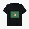 Camiseta com estampa frontal de anjo com asas brancas, repousando a cabeça sobre as mãos, destacando-se sobre um fundo retangular sólido.