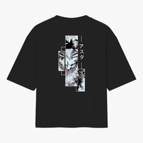 Camiseta com estampa frontal de trevo quádruplo estilizado e estampa traseira de arte em quadrinhos com personagem em recortes verticais e texto em japonês.