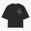Camiseta com estampa frontal de símbolo e escrita "A LENDA DO SOL E DA LUA" ao lado de ilustrações de sol, lua e montanhas e estampa traseira de figura feminina com dragão, lua decorada e escritos.