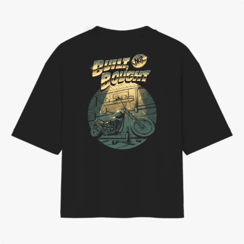 Camiseta com estampa frontal de texto pequeno e detalhe gráfico e estampa traseira de moto estilizada em garagem com texto em destaque acima.