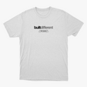 Camiseta com estampa frontal de texto estilizado "built different" acompanhado de frases menores alinhadas abaixo, sugerindo um conceito único e marcante.