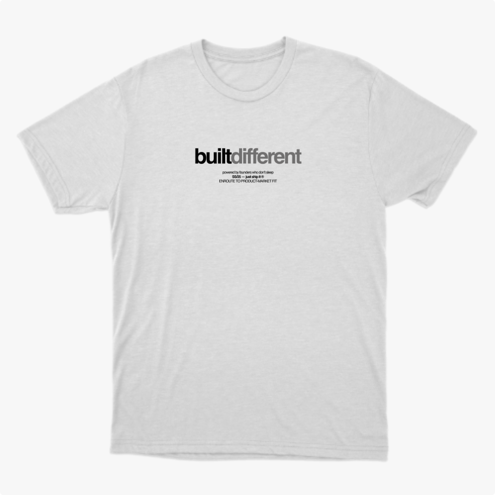 Camiseta com estampa frontal de texto estilizado "built different" acompanhado de frases menores alinhadas abaixo, sugerindo um conceito único e marcante.