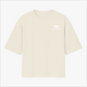 Camiseta com estampa frontal de um logotipo e nome em tamanho pequeno e estampa traseira de um piloto em ação com texto estilizado ao fundo.