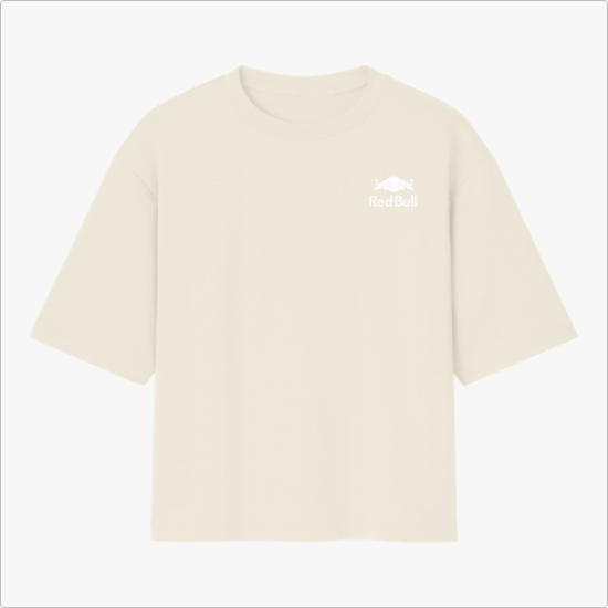 Camiseta com estampa frontal de um logotipo e nome em tamanho pequeno e estampa traseira de um piloto em ação com texto estilizado ao fundo.