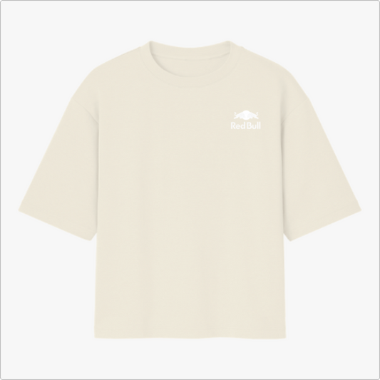 Camiseta com estampa frontal de um logotipo e nome em tamanho pequeno e estampa traseira de um piloto em ação com texto estilizado ao fundo.