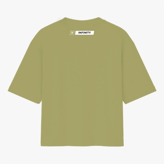 Camiseta com estampa traseira de retângulo preto e branco com texto "INFINITY" ao lado de um pequeno quadrado contendo a letra "V".