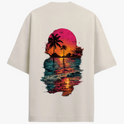 Camiseta com estampa frontal de símbolo minimalista circular com seta apontando para cima e estampa traseira de paisagem tropical com palmeiras e pôr do sol refletido no mar.