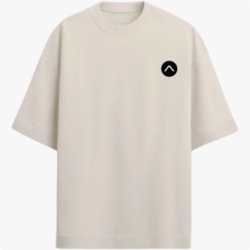 Camiseta com estampa frontal de símbolo minimalista e estampa traseira de fita cassete retro em cenário neon com palmeiras e pôr do sol vibrante.