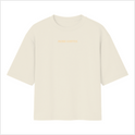 Camiseta com estampa frontal de texto minimalista "MORE COFFEE" e estampa traseira de um gato com expressão expressiva em um estilo artístico detalhado.