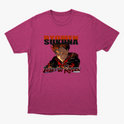 Camiseta com estampa frontal de personagem de anime com expressão intensa abaixo de texto grande e estilizado, incluindo título e caracteres japoneses.