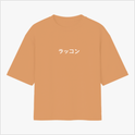 Camiseta com estampa frontal de caracteres japoneses estilizados, proporcionando um visual minimalista e moderno.