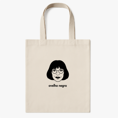 Ecobag com estampa frontal de rosto usando óculos estilizado, com a legenda "ovelha negra" logo abaixo, destacando um design moderno e marcante.