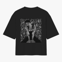 Camiseta com estampa frontal de linha irregular abstrata e estampa traseira de foto de uma pessoa sobre fundo com padrões de linhas fluidas.