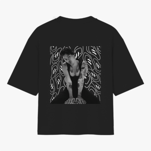 Camiseta com estampa frontal de linha irregular abstrata e estampa traseira de foto de uma pessoa sobre fundo com padrões de linhas fluidas.