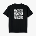 Camiseta com estampa frontal de QR code pequeno no lado superior esquerdo e estampa traseira de QR code grande ocupando a parte central.