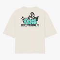 Camiseta com estampa frontal de texto estilizado semelhante a grafite e estampa traseira de desenho abstrato com rosto sorridente e texto grande.