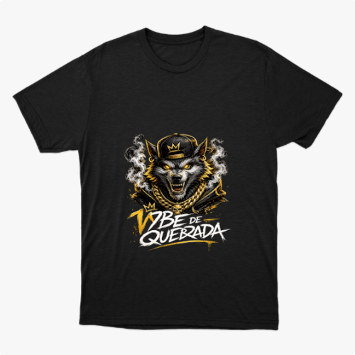 Camiseta com estampa frontal de lobo antropomórfico usando boné e correntes, cercado por fumaça, acima da frase estilizada "Vibe de Quebrada".