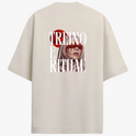 Camiseta com estampa frontal de texto pequeno "SIREN AURA" e estampa traseira de rosto feminino com lágrimas de sangue e texto "TREINO É RITUAL".