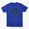Camiseta com estampa frontal de bicicleta detalhada com componentes realistas, destacando quadro robusto e rodas com inscrições estilizadas nos pneus.