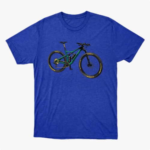 Camiseta com estampa frontal de bicicleta detalhada com componentes realistas, destacando quadro robusto e rodas com inscrições estilizadas nos pneus.