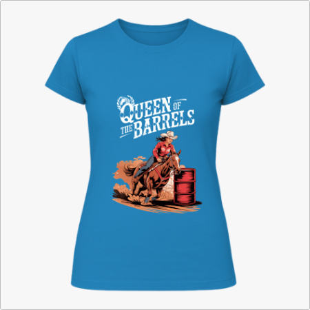 Camiseta com estampa frontal de cavaleira montando cavalo em competição de rodeio ao lado de dois barris, acompanhada do texto "Queen of the Barrels".