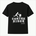 Camiseta com estampa frontal de figura estilizada empurrando um equipamento e estampa traseira com a mesma figura acima do texto "CONTRA RIDER podcast".