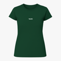 Camiseta com estampa frontal de um discreto logotipo estilizado em fonte moderna.