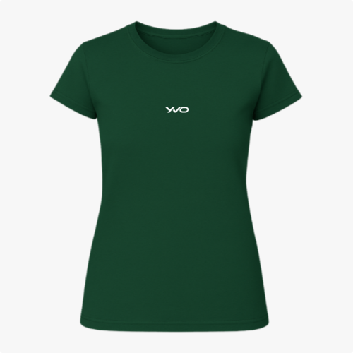 Camiseta com estampa frontal de um discreto logotipo estilizado em fonte moderna.