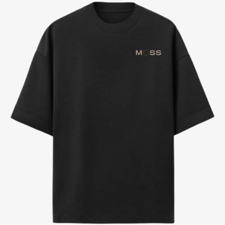 Camiseta com estampa frontal de palavra "MOSS" acompanhada de um círculo estilizado e estampa traseira de círculo texturizado com aspecto de musgo.