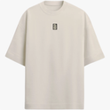 Camiseta com estampa frontal de logotipo vertical minimalista e estampa traseira de texto "Cognitive Overload", imagem digital de rosto e elementos textuais.