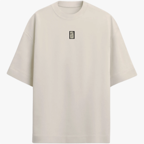Camiseta com estampa frontal de logotipo vertical minimalista e estampa traseira de texto "Cognitive Overload", imagem digital de rosto e elementos textuais.