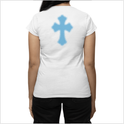 Camiseta com estampa frontal de texto estilizado "LIZZY CORP" acompanhado de um pequeno brilho e estampa traseira de uma cruz com detalhes pontilhados.