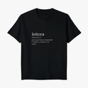 Camiseta com estampa frontal de definição do termo "leitora", apresentando a divisão silábica e descrição de quem lê para compreender o mundo e a si mesma.