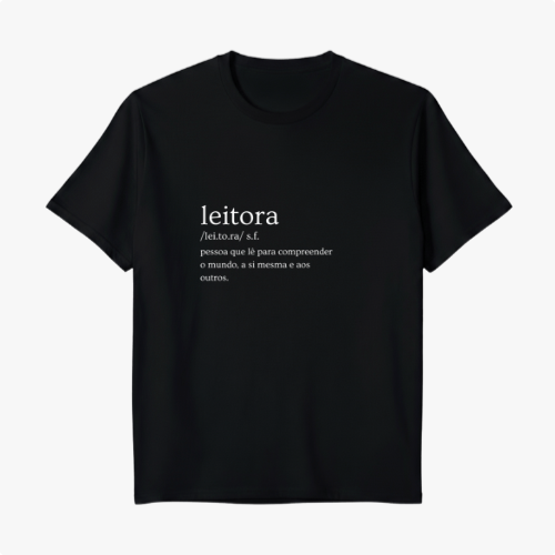 Camiseta com estampa frontal de definição do termo "leitora", apresentando a divisão silábica e descrição de quem lê para compreender o mundo e a si mesma.