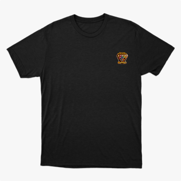 Camiseta com estampa frontal de um triângulo com bolas de bilhar e estampa traseira de triângulo com bolas de bilhar, frase motivacional e "RAWBEAT".