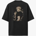 Camiseta com estampa frontal de personagem olhando de óculos escuros e estampa traseira do mesmo personagem em pose dinâmica com fundo de linhas abstratas.